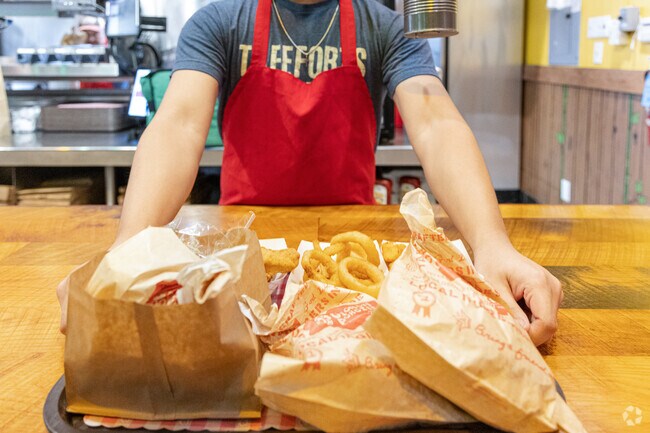 At Georgie Porgies near Hickory Ridge, you can eat delicious burgers.