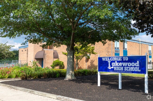 Lakewood High School serves students in grades 9-12 in their community.