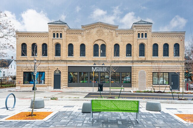 Pontiac Street Market is locals go to grocery place for fresh food and stationaries.