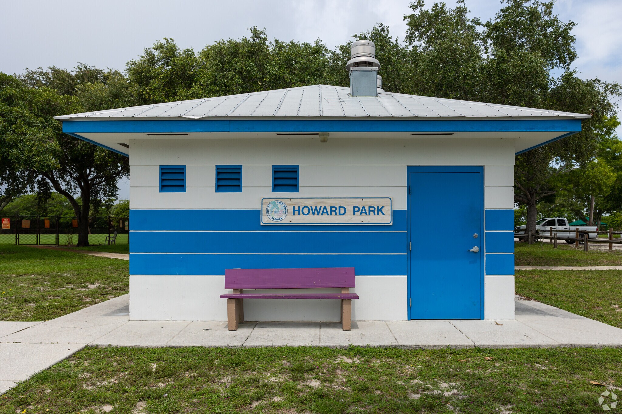 Howard Park signage and little community house.