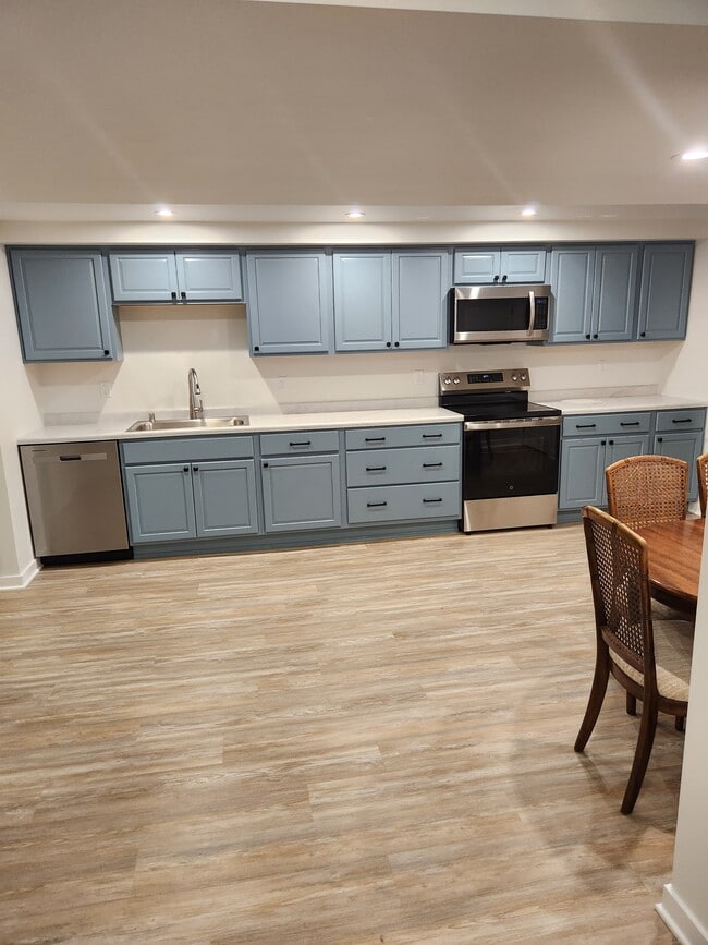 3085 Summer Place unit 3085 Summer Pl Apt B, Green Bay, WI 54313 - photo 3