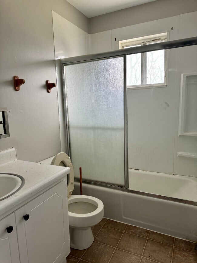 1921 E 33rd St, Des Moines, IA 50317 - photo 7