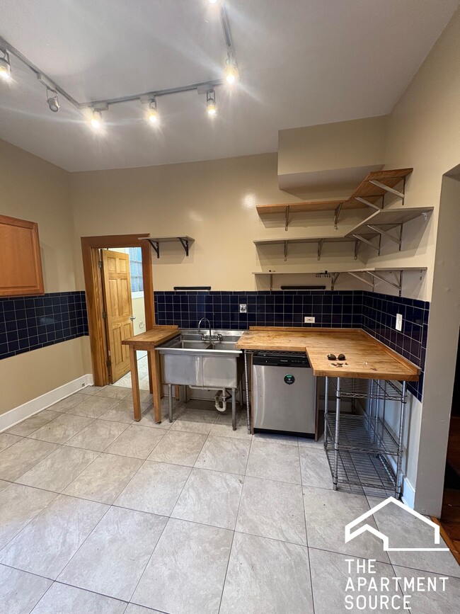 1154 W 18th St Unit 2, Chicago, IL 60608