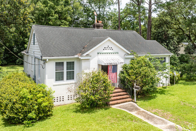 Live in a cozy traditional home in Miccosukee Greenway in Tallahassee, FL.