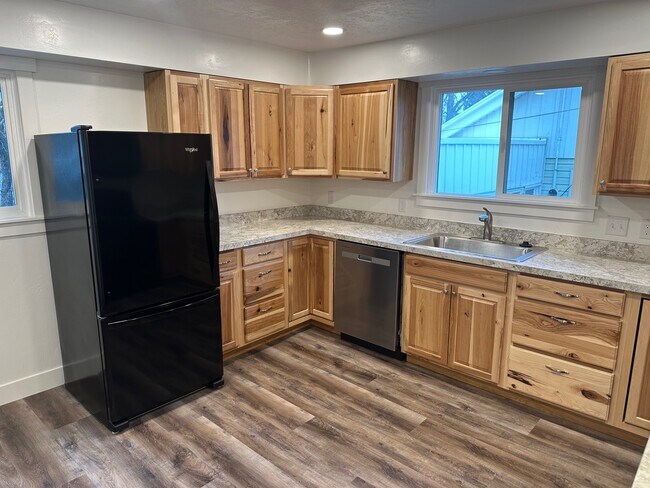 479 W Center St unit Betty's Place, Logan, UT 84321 - photo 6