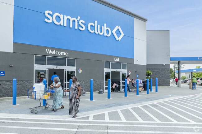 Sam's Club near Pontiac-Elgin offers great deals on everyday items.