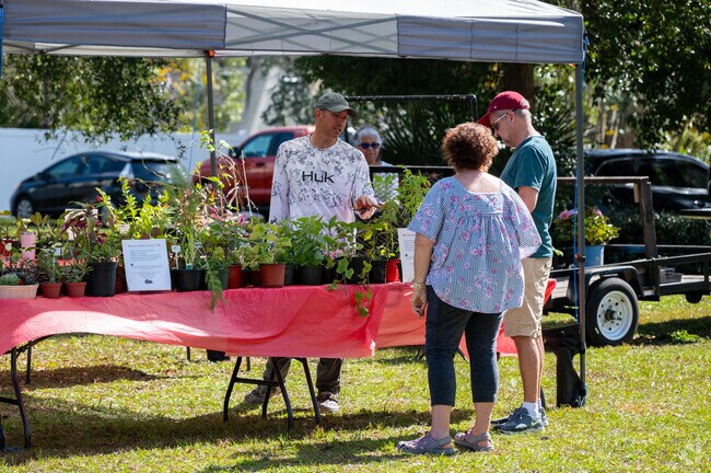 Plantation Estates locals enjoy the Manatee Market nearby in Orange CIty.