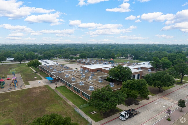 The large campus at Wallace Elementary School shapes the future of Dallas.