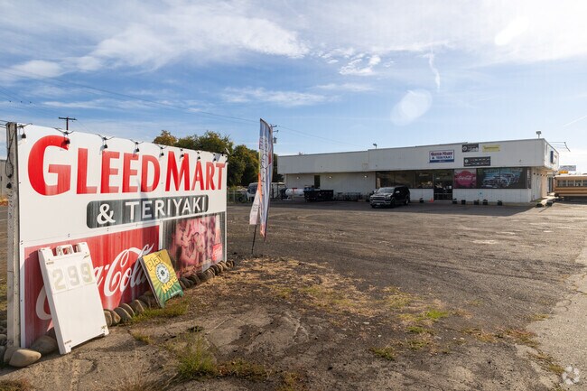 Gleed Mart & Teriyaki serves Korean dishes and takeout.