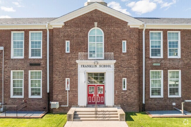 Franklin Early Childhood Center in Woodmere has 422 students with a ratio of 10:1.