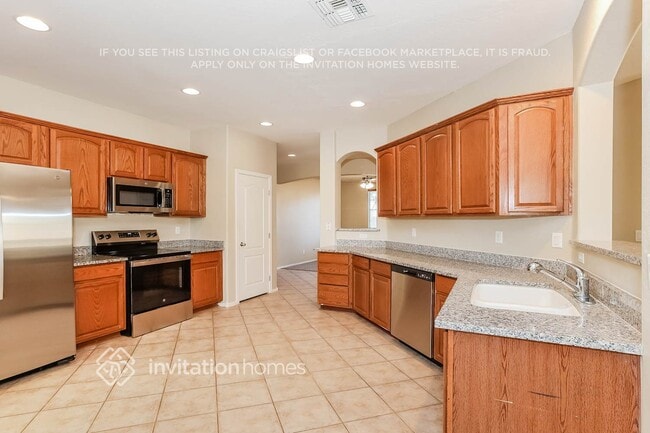 17682 W Cavedale Dr, Surprise, AZ 85387 - photo 5