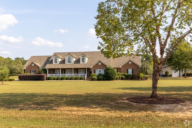Newer brick homes can be found in the north parts of Wedgefield.