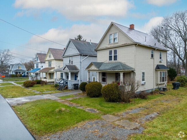 A row of colonial homes in southeastern Warren, Ohio.