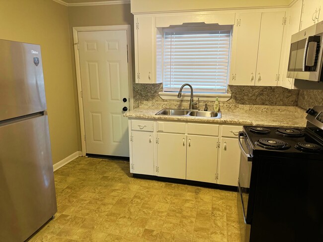 Eat-In Kitchen w/Washer & Dryer Hookup