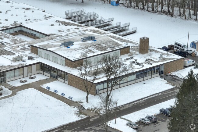 Allegheny-Clarion Valley High School has a student-teacher ratio of 15 to 1.