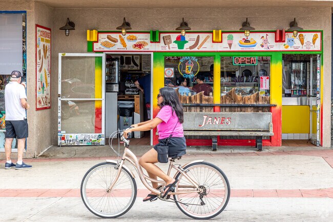 Bike paths to the beach and surrounding areas are plentiful in the Mariners neighborhood.