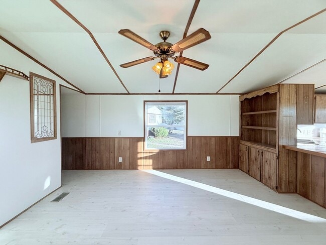 52335 Harrisburg Ln, New Baltimore, MI 48051 - photo 2