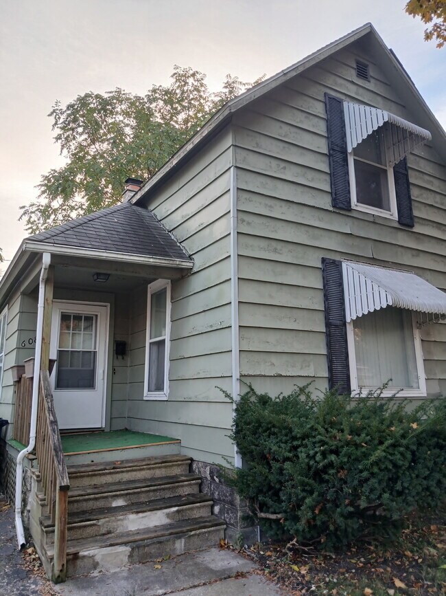 608 N Henry St, Bay City, MI 48706