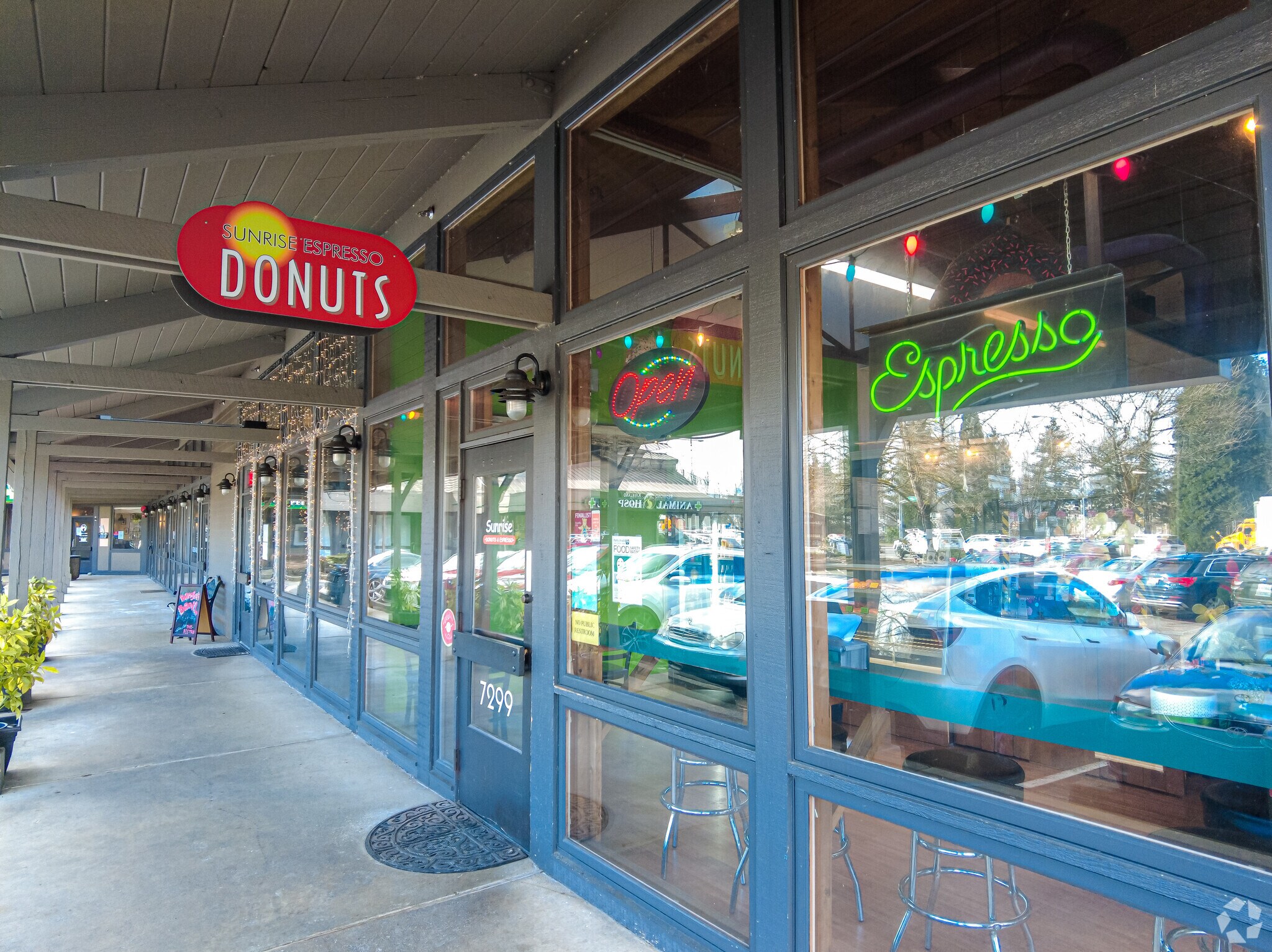 There are various local restaurants that residents can enjoy in Grass Lawn.