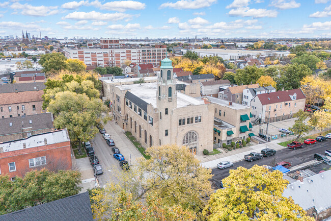 Acero - Octavio Paz Elementary School has a student-teacher ratio of 11 to 1.