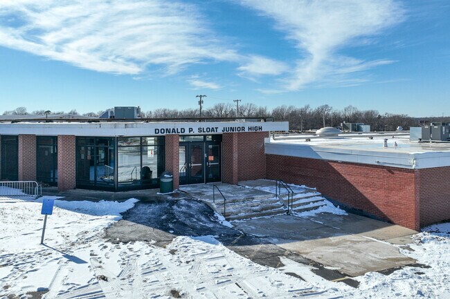 Coweta Junior High School serves students in grades 7th and 8th.