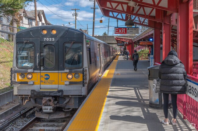 Munsey Park residents can get to Manhattan in 30 minutes from Manhasset Station.