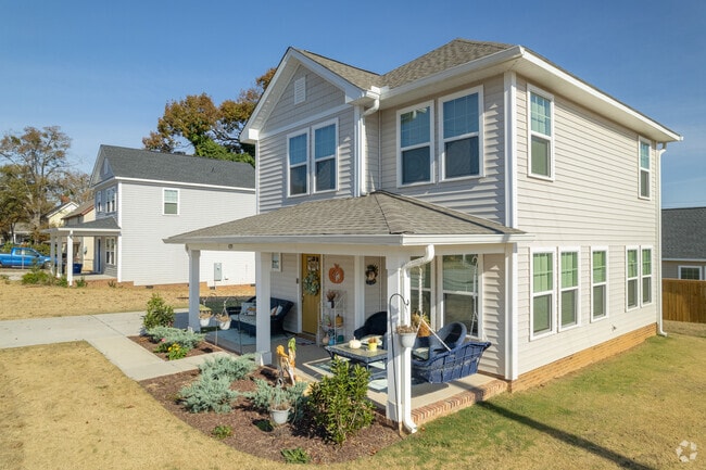 Large 2-story homes with large, decorated front porches are common in Northside.