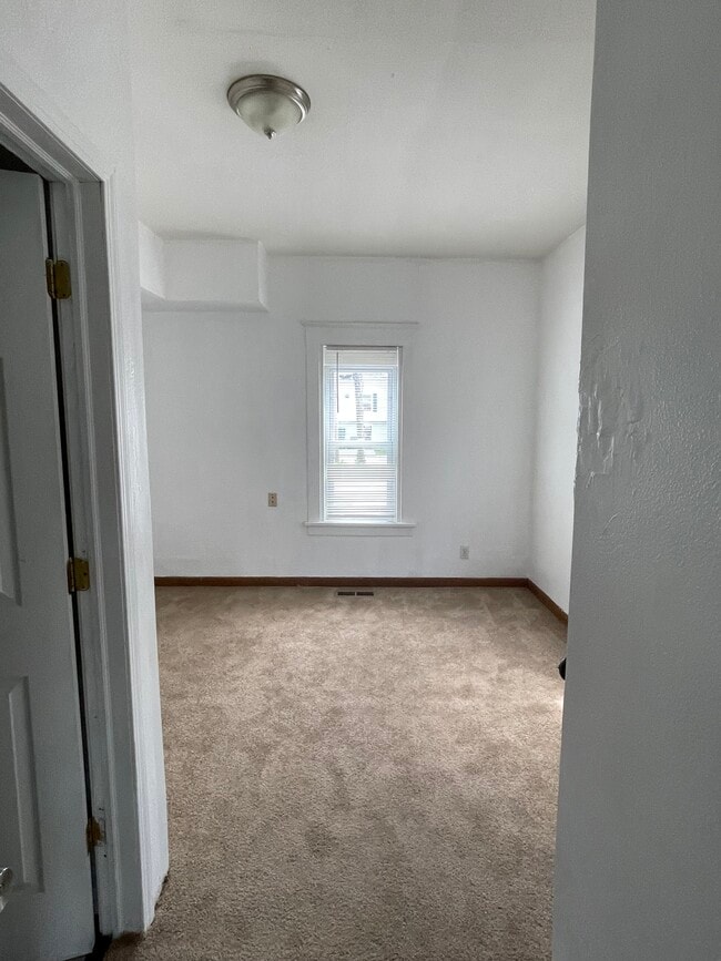 1003 S University Ave, Mount Pleasant, MI 48858 - photo 3