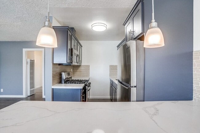 Pet Friendly Apartment Complex in South LA - Gated Parking, Laundry In-Units, Manager On-Site, Los Angeles, CA 90043 - photo 4