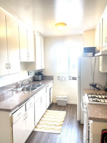 4702 W 17th St, Los Angeles, CA 90019