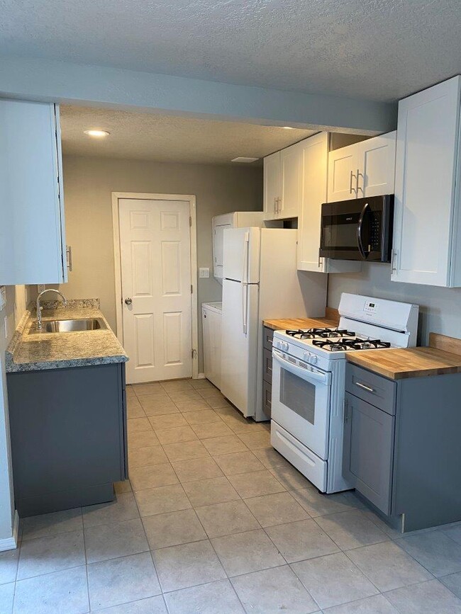 201 Vermont St NE Unit B, Albuquerque, NM 87108
