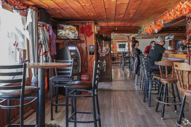 PJ's Sports Bar is were everyone knows your name living in Holland neighborhood.