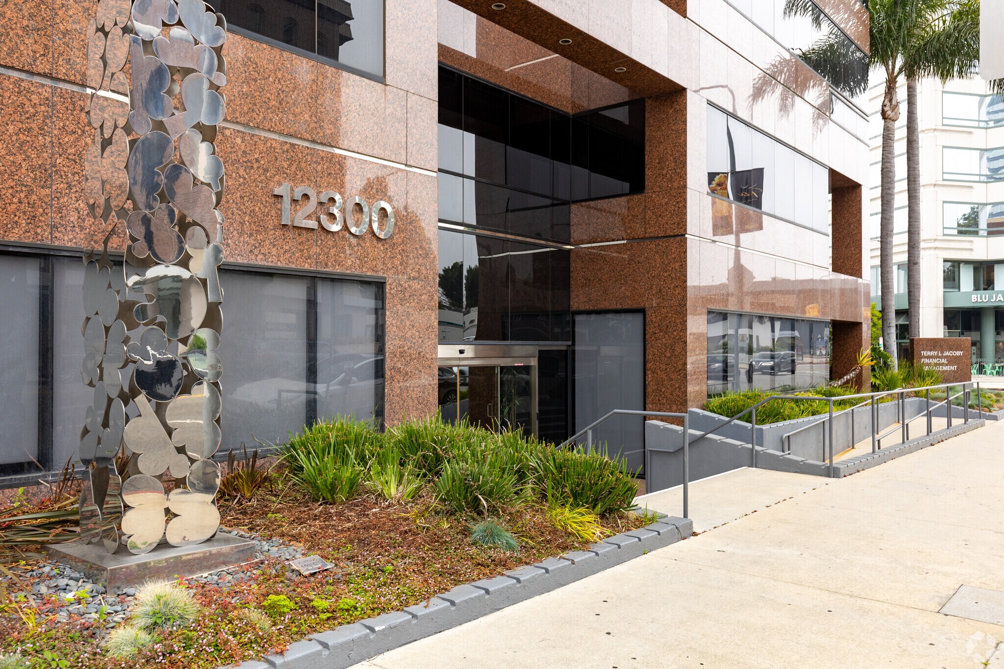 879 S Bundy Dr, Los Angeles, CA 90049