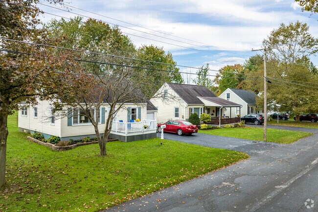 A popular choice in Minoa are the single story cottage style homes.