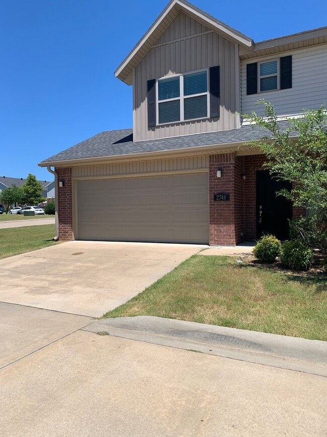 2746 W Kilimanjaro Way, Rogers, AR 72758