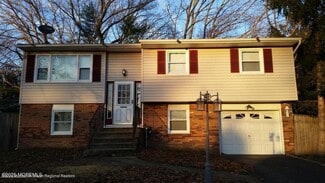 16 Oak Leaf Ln, Toms River, NJ 08755
