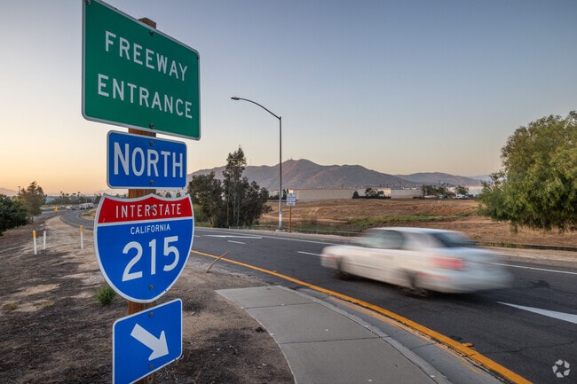 Commute around the greater Los Angeles area from Edgemont via the I-215.