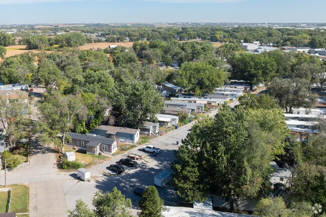 The mobile home park off the Cornhusker Highway are set pretti close together.
