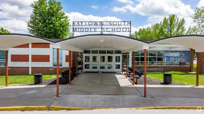 South Middle School serves grades 6–8 with clubs, sports, and a C– Niche rating.