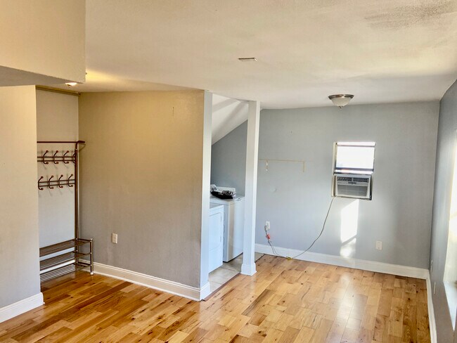 2135 Mirabeau Ave unit HUGE 1BDR ALL UTILIT, New Orleans, LA 70122 - photo 6