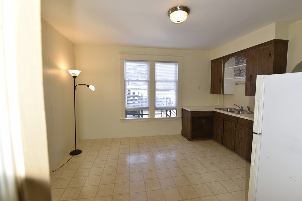 821 6th Street #2S Kitchen