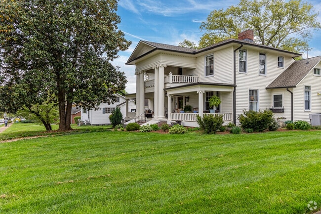 Old Greek Revival homes can be found scattered around College Hill Historic District.