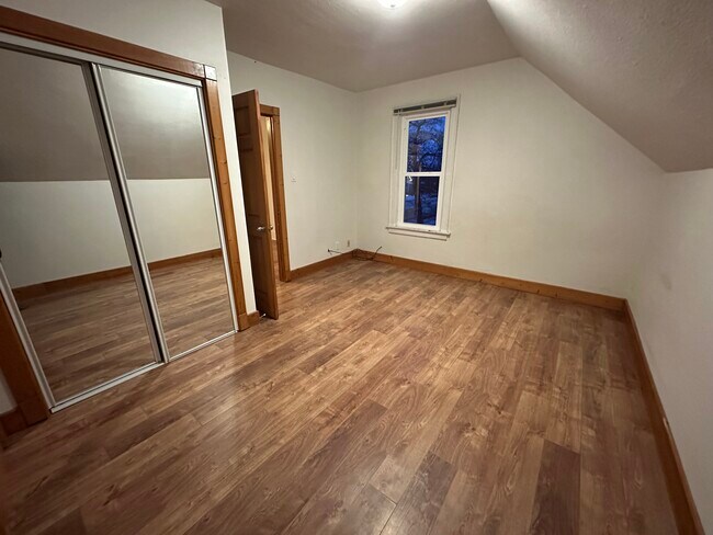 1032 Broadway Ave unit Upper Unit in Duplex, Sheboygan, WI 53081 - photo 7