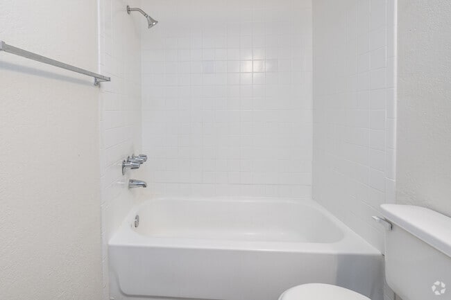 3BR, 2BA - 1,400SF - Bathroom