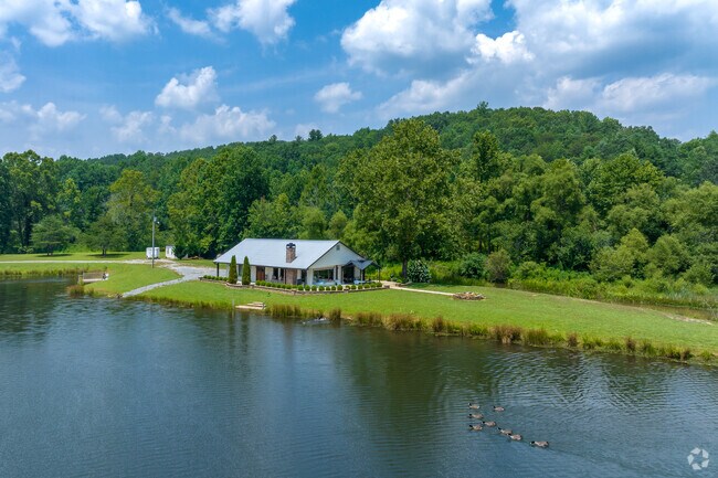 Lakeside homes with mountain views can be found around Dawson County.