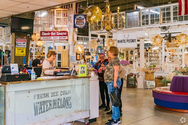 RINK Gallery near Sycamore Creek is a popular vintage marketplace for locals.