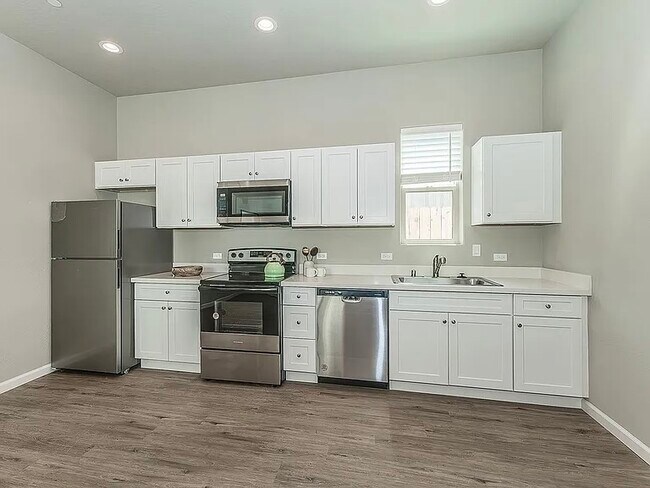 6016 E Sussex Way, Fresno, CA 93727 - photo 6