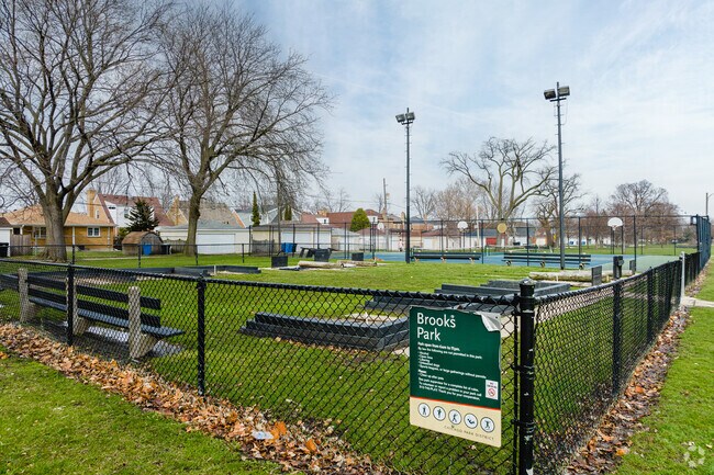 Brooks Park in Edison Park features tennis courts and even horseshoe pits.