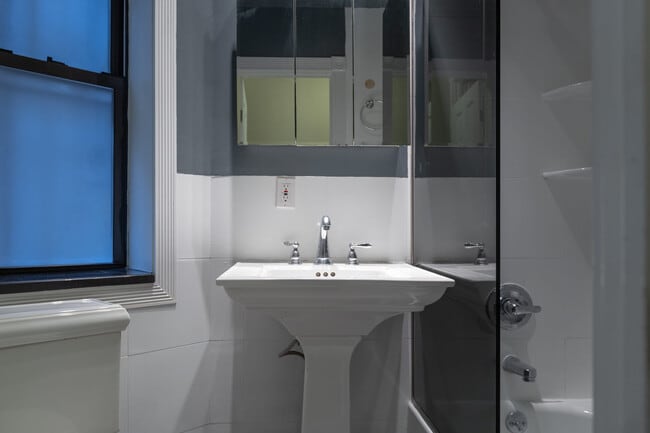 689 10th Ave unit ID1013668P, New York, NY 10036 - photo 7