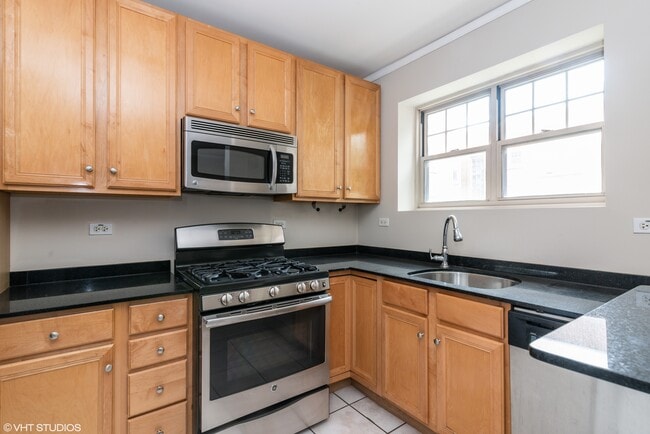 Discover Comfortable Living at Hampton Parkway in Evanston!, Evanston, IL 60201 - photo 5